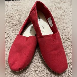 BRAND NEW Red Toms Size 7.5